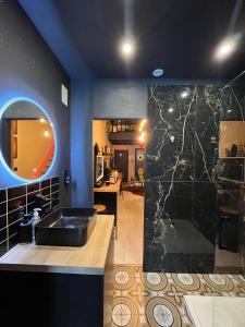 貝爾克濱海的住宿－La tentation，一间带黑色水槽和台面的浴室