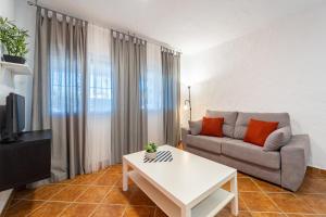 salon z kanapą i stołem w obiekcie Apartamento Jibazahora B1 w mieście Zahora