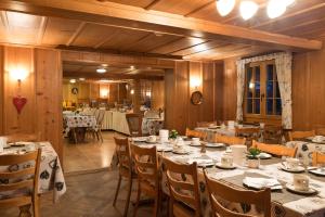 Restoran või mõni muu söögikoht majutusasutuses Hotel Restaurant Hirschen