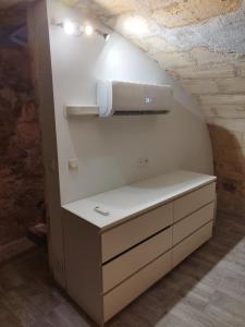 ein Bad mit einem Waschbecken in einem Zimmer mit einer Decke in der Unterkunft Au 47 in Bordeaux