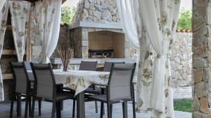 a dining room with a table and chairs at Villa Neval in Gostinjac