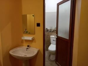 ジャフナにあるNavamの洗面台とトイレ付きのバスルーム
