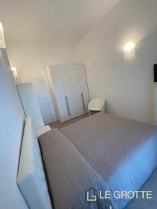 Un pat sau paturi într-o cameră la Tramonto - Le Grotte Rooms & Apartments