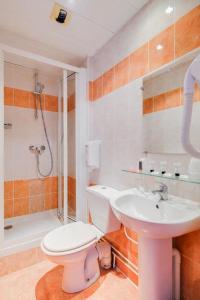 لو فيليدج مونمارتر باي هيفوفوستيل في باريس: حمام مع مرحاض ومغسلة ودش