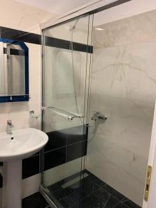 Een badkamer bij Mediterranean Apartments