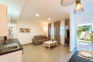 a kitchen and a living room with a couch at Apartamento Jibazahora B5 in Zahora