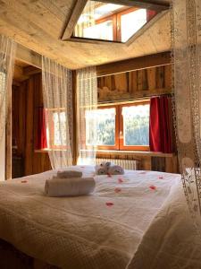 Masariè的住宿－Chalet La Rite Dolomiti，一间卧室配有一张大床和枕头