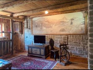 a living room with a large painting on the wall at Chalet La Rite Dolomiti in Masariè