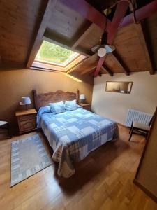 um quarto com uma cama e uma clarabóia em Hotel La Balsa em Cangas de Onís