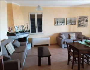 ein Wohnzimmer mit einem Sofa und einem Tisch in der Unterkunft Rifugio Mareneve le Villette in Linguaglossa