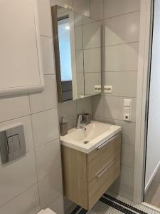 bagno con lavandino e specchio di 3 rooms apartment in Center ad Ålesund