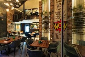 布德瓦Budvariana Apartments的一间带木桌和椅子的餐厅,以及楼梯