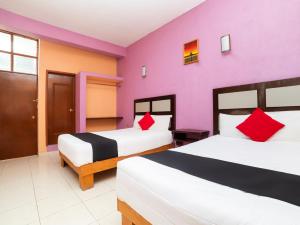 two beds in a room with colorful walls at Villas el Paraíso, El Rollo in Tlaquiltenango +20 photos