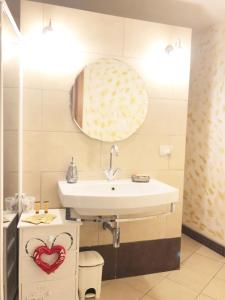 Suite In Love 21 by Zoom In Earthにあるバスルーム +19枚の写真