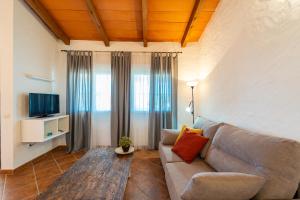 un salon avec un canapé et une table dans l'établissement Apartamento Jibazahora P2 - Primera Planta, à Zahora