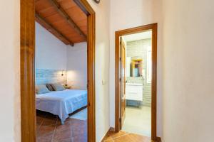 une chambre avec un lit et une porte menant à une salle de bain dans l'établissement Apartamento Jibazahora P2 - Primera Planta, à Zahora 73 autres photos