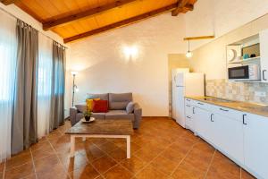 une cuisine et un salon avec un canapé et une table dans l'établissement Apartamento Jibazahora P2 - Primera Planta, à Zahora