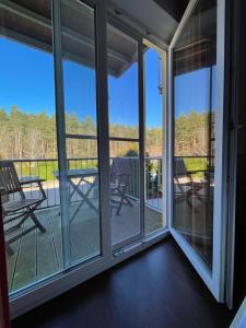 a screened in porch with chairs and a table at Küstenapartment 2 in Gelbensande