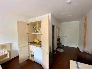 a small apartment with a kitchen and a living room at Küstenapartment 2 in Gelbensande