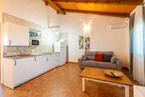 サオラにあるApartamento Jibazahora P4のソファとテーブルのあるキッチンとリビングルーム