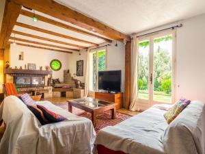 Televízia a/alebo spoločenská miestnosť v ubytovaní Adorable villa avec piscine nichée dans la pinède