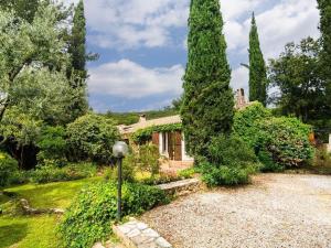 Vonkajšia záhrada v ubytovaní Adorable villa avec piscine nichée dans la pinède