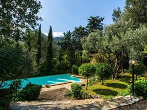 Bazén v ubytovaní Adorable villa avec piscine nichée dans la pinède alebo v jeho blízkosti