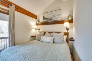 um quarto com uma cama e uma janela em Cozy Hillside Hideaway in Wintergreen Resort! em Lyndhurst