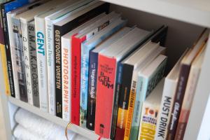 una fila de libros en una estantería de libros en Designflats Gent, en Gante