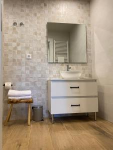 uma casa de banho com um lavatório e um espelho em Rincón de picos em Cangas de Onís