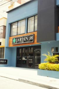 a building with a sign for a jordan institution at HOTEL JARDIN 38 in Pasto