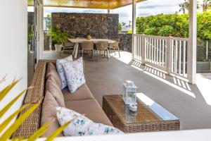 ein Wohnzimmer mit einem Sofa und einem Tisch in der Unterkunft Hyde Park Lane Villas in Puerto del Carmen