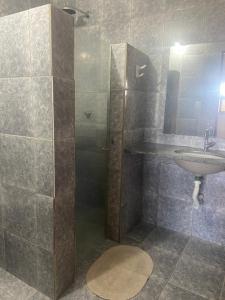 トライリにあるCasa Paraíso Guajiruの洗面台と鏡付きシャワーを備えたバスルーム +42枚の写真