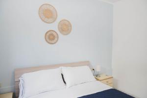 um quarto com uma cama com dois chapéus na parede em Casa Ravello em Ravello