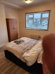 una camera da letto con un grande letto e una finestra di Peace House a Streatham Vale