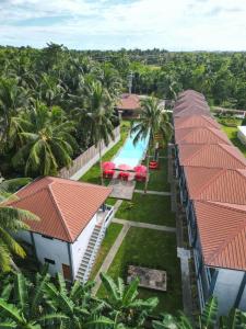 einen Luftblick auf ein Resort mit einem Pool in der Unterkunft ANGEL'S DREAM RESIDENCE in Panglao