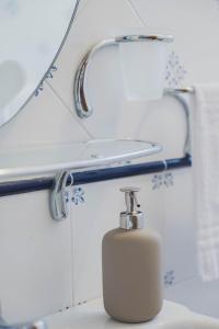 um dispensador de sabão num lavatório na casa de banho em Casa Ravello em Ravello