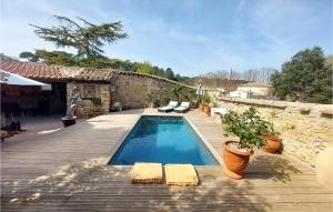 einen kleinen Pool auf einer Holzterrasse in der Unterkunft 3 Bedroom Stunning Home In Murviel Les Montpellie in Murviel-lès-Montpellier