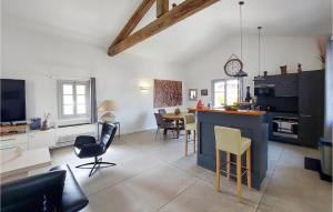 eine Küche und ein Wohnzimmer mit einem Tisch und Stühlen in der Unterkunft 3 Bedroom Stunning Home In Murviel Les Montpellie in Murviel-lès-Montpellier