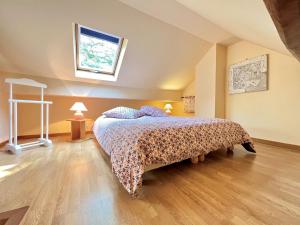 a bedroom with a bed and a window at Le studio Au Bon Maréchal in Giverny