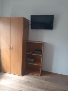 Televízia a/alebo spoločenská miestnosť v ubytovaní Apartamenty Marco 3 przy Dworcu-Stare Miasto-Super Wi Fi