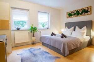 a bedroom with a large bed and a rug at Ferienwohnung Zum Sperberring - Parkplatz - Wallbox - WLAN - Netflix&Disney - sehr ruhig - perfekt zum entspannen & erholen in Ilmenau