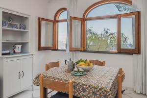 - une cuisine avec une table et un bol de fruits dans l'établissement Casa Ravello, à Ravello