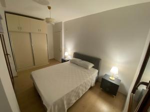 sypialnia z białym łóżkiem i 2 lampami w obiekcie Dublex villa w mieście Çeşme