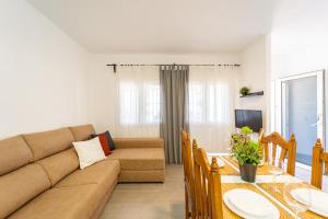 un salon avec un canapé et une table dans l'établissement Apartamento Jibazahora P6 - Primera Planta, à Zahora