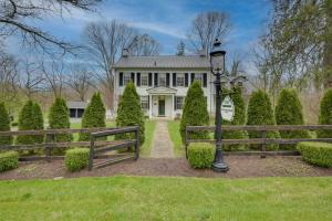 ヘイガーズタウンにあるHistoric Waterfront Retreat with Grill in Hagerstownの柵付きの家