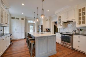 ヘイガーズタウンにあるHistoric Waterfront Retreat with Grill in Hagerstownの白いキャビネットと大きな島のあるキッチン