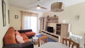 レスタルティットにあるCasa en l'Estartit, piscina, jardín comunitarioのソファとテレビのあるリビングルーム