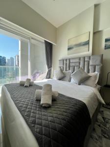 Postel nebo postele na pokoji v ubytování SAPPHIRE - Burj view, 2 bedroom apartment DOWNTOWN DUBAI