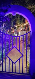 une chambre bleue avec une table et un banc dans l'établissement Casa de Tortuga Guesthouse, à Vieques